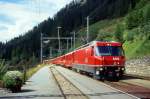 RhB Schnellzug 551 von Chur nach St.Moritz am 20.08.1995 Einfahrt Bergn mit E-Lok Ge 4/4 III 644 - D 4221 - B 2379 - B 2450 - B 2441 - A 1238 - A 1231 - B 2263. Hinweis: Lok noch ohne Werbung, gescanntes Dia
