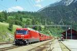 RhB Schnellzug 554 von St.Moritz nach Chur am 27.06.1995 in Filisur mit E-Lok Ge 4/4 III 643 - B 2253 - A 1233 - A 1232 - B  2449 - B 2442 - B 2345 - D 4219.