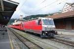 Ge 4/4 III 651, Glacier Expresss, wartet mit dem RE 1136 nach Chur in St. Moritz auf die Abfahrtszeit, 26.08.2013.