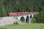 Ge 4/4''' 642 ''RhB-Team'' berquert am 11.8.2013 den Albula-Viadukt II als RE 1144 nach Chur