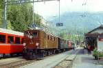 RhB Extrazug 3366 fr RHTIA TOURS von Pontresina nach Davos Platz am 30.08.1996 in Bergn mit E-Lok Ge 4/6 353 - B 2245 - D 4054 - B 2060 - A 1102 - Xk 9398. Hinweis: Kreuzungshalt, gescanntes Dia
