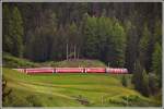 RE1141 mit der Ge 4/4 III 642  Breil/Brigels  nach der zweiten Schlaufe auf der obersten Ebene Richtung Muot.(31.05.2015)