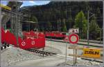 Nördlicher Eingang zum Baubahnhof in Preda mit durchfahrendem Güterzug mit der Ge 6/6 II 705  Pontresina/Puntraschigna . (15.09.2015)