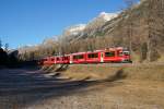 Etwas überraschend (kann passieren, wenn man den grafischen Fahrplan zwar dabei hat, diesen aber nicht beachtet) tauchte am 06.12.2015 der ABe 8/12 3504 mit dem Bernina-Express nach Tirano aus dem Val Bever auf. 