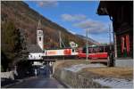 RE1148 mit der Ge 4/4 III 641  Maienfeld  vor der Kirche in Bever. (17.12.2015)