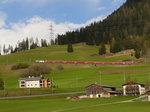 Mittlere Ebene - Ge 4/4 III 649  Lavin  mit dem RE 1153 (Chur - St.Moritz) ist nun eine Stufe höher und zeigt sich in ganzer Länge.