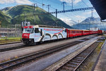 Die Ge 4/4 III 650  UNESCO-Welterbe  durchfährt mit dem RE 1164 (St. Moritz - Filisur - Chur), den Bahnhof Bever.
Aufgenommen am 21.7.2016.