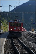 Die RhB Ge 6/6 II 703 wartet mit ihrem langen Albulaschnellzug RE 1124 St. Moritz - Chur mit der GEX Wagengruppe 901 nach Zermatt in Filisur auf die Abfahrt.
12. September 2016