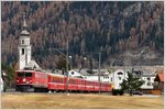 Herbst im Engadin am Eingang zum Val Bever Richtung Spinas. RE11448 mit Ge 6/6 II 704  Davos  und die Kirche von Bever. (02.11.2016)