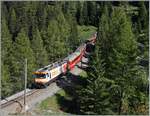 In der Gegenrichtung ist die Ge 4/4 III 641 mit ihrem RE nach Chur unterwegs und konnte zwischen dem Zuondra Tunnel und dem Albula Viadukt fotogarfiert werden.