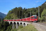 ABe 8/12 3502 befährt mit dem IR 1125 (Chur - St.Moritz) gegen 10 Uhr das Schmittentobelviadukt.