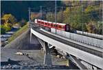 IR1145 mit der Ge 4/4 III 643  Vals  nach St.Moritz überquert den Hinterrhein noch auf der alten Brücke. Neben der Lok erkennt man die provisorische Weiche zur Einführung der Oberländer Linie auf die neue Brücke. (03.11.2018)
