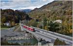 In der Nacht Sa/So wurden in Reichenau-Tamins die Geleise beidseitig an die neue Hinterrheinbrücke angeschlossen. Während der Sanierung der alten Brücke verkehren während eines Jahres alle Züge über die neue Brücke. S1 1510 mit ABe 4/16 3102 nach Schiers. (04.11.2018)