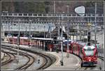 IR1140 aus St.Moritz mit Steuerwagen Ait57806 an der Spitze und ABe 8/13 3507 am Schluss in Reichenau-Tamins. (02.04.2019)