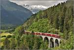 IR1132 nach Chur mit Steuerwagen Ait57803 an der Spitze und Allegra ABe 8/12 3511 am Schluss auf dem Schmittentobelviadukt.(10.06.2019)