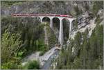 IR1148 nach Chur mit neuem Steuerwagen und altem Wagenmaterial + Allegra auf dem Landwasserviadukt bei Filisur.