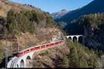 RhB IR St. Moritz - Chur mit führendem At 57801 am 26. November 2020 auf dem Schmittentobelviadukt.