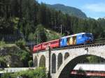 Hier sieht man Lok 652 (mit Werbung fr den Hockey Club Davos) mit einem RegioExpress von Chur nach St Moritz am Soliser Viadukt.