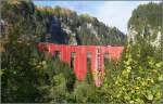 RE1153 mit Ge 4/4 III 648  Susch  auf dem Landwasser Viadukt. (01.10.2009)