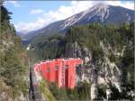 Auch der GlacierExpress 904 mit RE1149 nach St.Moritz ist so ein langer Zug und passt nicht zwischen die zwei Tunnels vor und hinter dem Landwasser Viadukt.