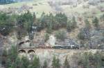 RhB Dampf-GmP fr Dampffreunde der Rhtischen Bahn 3531 von Landquart nach Filisur am 23.04.1999 kurz nach Zalaint-Tunnel zwischen Alvaneu und Filisur mit Dampflok G 2/4 1 - B 2060 - D 4052II - E 6604 - E 6605 - Kk 7046 - Hinweis: So verkehrte etwa vor 100 Jahren ein GmP, bevor die RhB die groen Dampfloks G 4/5 beschafften. Teleaufnahme, gescanntes DIa
