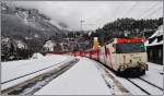 RE1149 mit Ge 4/4 III 649  Lavin  in Reichenau-Tamins. Am Zugschluss, hinter den zwei fahrplanmssigen Panoramwagen, verkehren drei reservierte Salonwagen, was einen stattlichen Zug mit 13 Wagen ergibt. (04.02.2013)