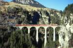 RhB Schnellzug 555 von Chur nach St.Moritz am 26.02.1998 auf Landwasser-Viadukt zwischen Alvaneu und Filisur mit E-Lok Ge 4/4 III 645 - D - 3x B - 2x A - WR - Skl. Hinweis: Lok noch ohne Werbung, gescanntes Dia
