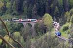 Doppel-Glacier-Express GEX 906 + 908 Zermatt - Chur - St. Moritz mit Ge 4/4 III 647  Grsch  schlngelt sich ber das Schmittnertobel-Viadukt bei Filisur. (19.05.2013)