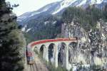 RhB Schnellzug 555 von Chur nach St.Moritz am 14.03.1999 auf Landwasser-Viadukt zwischen Alvaneu und Filisur mit E-Lok Ge 6/6 II 707 - D 4226 - B 2391 - B 2430 - B 2392 - A 1267 - A 1269 - A 1223 - WR 3810 - B 2435 - Skl 8408. Hinweis: gescanntes Dia

