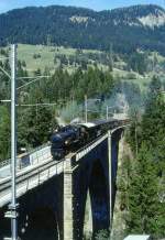 RhB Dampfzug 3562 fr Verein Dampffreunde der RhB von Filisur nach Landquart am 10.05.1994 auf Soliser Viadukt mit Dampflok G 4/5 108 - A 1102 - B 2060 - D 4052I - B 2245 - B 2246 - B 2247 - B 2301 - B 2305 - Hinweis: Der Muttertags-Dampfzug hatte eine sehr groe Nachfrage. Das Sitzplatzangebot in damals allen grnen historischen Fahrzeugen reichte nicht aus, Es mussten 2 weitere rote Mitteleinstiegswagen angekuppelt werden. Zughakenlast waren 26 Achsen - Hinweis: gescanntes Dia
