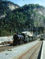 RhB Dampfzug 3562 fr Verein Dampffreunde der RhB von Filisur nach Landquart am 10.05.1994 Einfahrt Thusis mit Dampflok G 4/5 108 - A 1102 - B 2060 - D 4052I - B 2245 - B 2246 - B 2247 - B 2301 - B 2305 - Hinweis: Der Muttertags-Dampfzug hatte eine sehr groe Nachfrage. Das Sitzplatzangebot in damals allen grnen historischen Fahrzeugen reichte nicht aus, Es mussten 2 weitere rote Mitteleinstiegswagen angekuppelt werden. Zughakenlast waren 26 Achsen - Hinweis: gescanntes Dia
