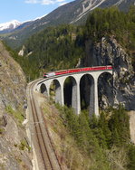 Die Ge 4/4 III 650  Seewis-Valzeina  ist wohl eine der wenigen Werbeloks der RhB, die ihr Motiv selbst befahren kann. Hier zieht sie den RE 1148 (St.Moritz - Chur) über das Landwasserviadukt. (06. Mai 2016)