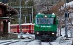 Die Ge 4/4 III 647 fährt am Bahnhof Solis mit einem RE aus St.Moritz nach Chur vorüber.Bild vom 17.12.2016