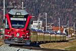Der RhB ABe 8/12 3511 Triebzug fährt in Rhäzüns mit einem RE aus Chur nach St.Moritz vorüber.Bild vom 17.12.2016