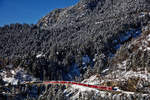 Der RhB Triebzug ABe 8/12 3509 fährt mit einem Re aus Chur nach St.Moritz über das Schmittentobelviadukt in Filisur.Bild vom 9.1.2017