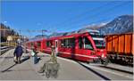 RE1137 nach St.Moritz mit ABe 8/12 3511 passiert die ewig Wartende in Thusis.