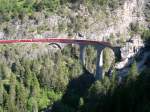 Nur rund 15 Gehminuten vom Bahnhof Filisur entfernt liegt diese Fotostelle mit Blick auf das Landwasserviadukt. Ge 4/4 III 652  Fideris  berquert hier soeben den Viadukt mit einem Regionalzug nach St. Moritz. 11.06.2006