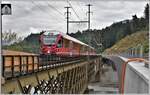 S2 1557  mit ABe 4/16 3105 auf der Hinterrheinbrücke in Reichenau-Tamins. Rechts davon steht die neue, zusätzliche Brücke kurz vor der Vollendung. (21.07.2018)