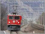 Ge 6/6 II 706  Disentis  donnert als Lokzug durch die neue Haltestelle Chur Wiesental.