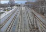 bersicht ber die Gleisanlagen des Bahnhofs Felsberg mit dem Dreischienengleis einerseits nach Ems Werk und andererseits zum Verteillager der Calanda Bru und dem neuen Zentrum von Kuoni Spedition, das sich hier rechts (nicht im Bild) im Bau befindet. (14.12.2007)