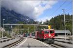 Ge 4/4 I 607  Surselva  mit Glacier Express 902 Nach Davos Platz fhrt in Reichenau-Tamins durch.