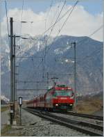 Die RhB Ge 4/4 III 646  BÜGA  mit einem Albula-Schnellzug Richtung St.Moritz bei Felsberg. 15. März 2013 