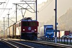 Die Ge 6/6 702  Curia  fährt in Reichenau mit einem geringen Güterzug vorüber.Bild vom 31.10.2016