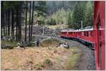 R1652 mit ABe 4/4 III 55  Diavolezza  und 52  Brusio  oberhalb Cadera. (27.04.2017)