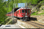 Inspiriert von Tims Berninabahn-Bildern habe ich heute etwas in meinem Archiv gegraben und ein paar Bilder der  alten  Berninabahn hervorgekramt. Die Bilder aus dem Jahr 2009 gehören zu meinen ersten Eisenbahnfotos überhaupt.<br>
Im Mai 2009 führte der Könizer Eisenbahnklub KEK eine 2-tägige Klubreise zur Berninabahn durch. Die bereits früher hochgeladenen Bilder 853352, 853353, 853354 und 853355 stammen von derselben Reise.<br>
Am 23. Mai nach der Ankunft auf der Alp Grüm wanderten wir zum Kraftwerk Palü, von wo es dann nach einer Kraftwerksführung mit der unterirdischen Standseilbahn nach Cavaglia runterging. Zwischen Alp Grüm und dem Kraftwerk quert der Wanderweg zwei Mal die Trasse der Berninabahn, beim zweiten Bahnübergang wurde ein kurzer Halt eingelegt um die Züge von oben und unten abzulichten. <br>
ABe 4/4 II 43 fährt zusammen mit einem TW III und einem Regionalzug in Richtung Tirano.