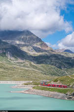 Allegra ABe 8/12 3505  Giovanni Segantini  am 12. Juli 2017 mit einem Bernina Express in Richtung Tirano am Lago Bianco.