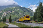 ABe 4/4 34 und 30 verlassen am 12. Juli 2017 die Station Cavaglia. Hoch obendrüber ist im Hintergrund die Alp Grüm mit der Panoramakurve zu erkennen.