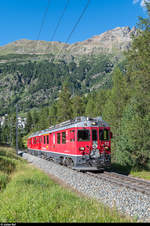 ABe 4/4 III 52  Brusio  und 53  Tirano  haben am Abend des 13. Juli 2017 gerade Pontresina verlassen und fahren als Regio in Richtung Poschiavo.