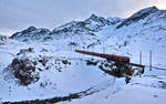 Beim Einnachten kommt der Triebzug Abe 4/4 II 51/56 als Berninaexpress aus Tirano nach St.Moritz bei Bernina Lagalb vorbei.Bild 23.11.2107