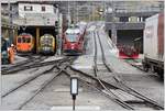 R1633 aus St.Moritz mit Allegra 3510 fährt in Poschiavo ein. Die neue Doppelspur nach Privilasco und das neue Bahndienstzentrum sind beinahe fertiggestellt. Anschliessend folgt der Umbau der Gleisanlagen im Bahnhof. (24.11.2017) Aufnahme vom Mittelbahnsteig.